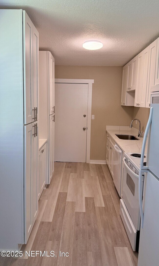 Foto del edificio - 696 Kestner Rd