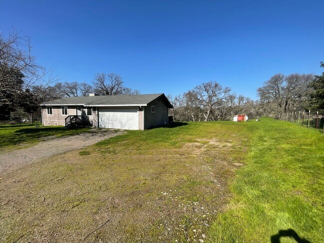 Building Photo - Renovated 3br/2ba on Large Lot