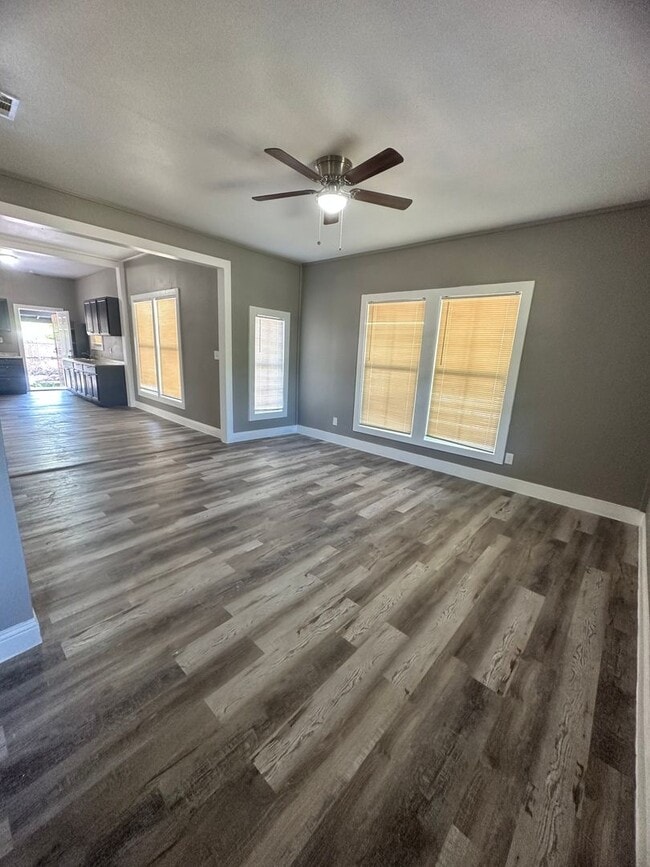 Building Photo - Coming Soon! Spacious 3 Bed 2 Bath home fo...