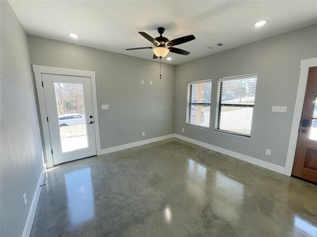 Building Photo - 1215 Oak Dr