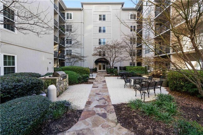Foto del edificio - 1075 Peachtree Walk NE