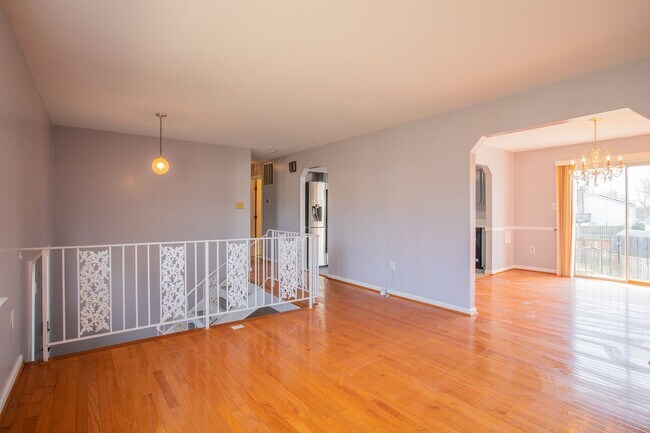 Building Photo - Beautiful 5 BR/3 BA Single-Family Home wit...