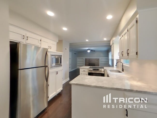Building Photo - 15924 W 149th Terrace
