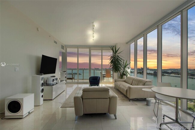 Building Photo - 2020 N Bayshore Dr
