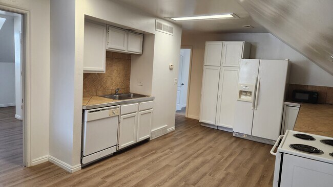 Building Photo - 773 S 400 E