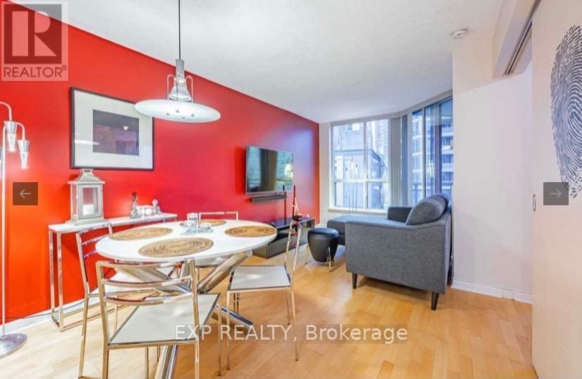 228 Queens Quay W Toronto On M5j 2x1