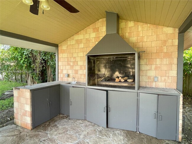 Foto del edificio - 5740 SW 45th Terrace