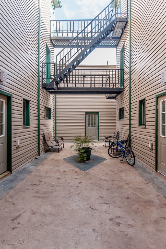 Building Photo - Courtyard on Wharton
