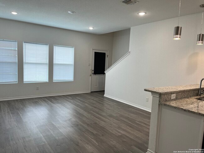 Foto del edificio - 6942 Crestway Rd