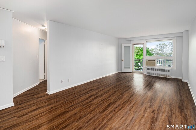 Foto del edificio - 91 Strawberry Hill Ave
