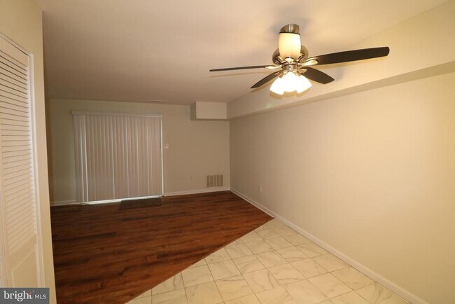 Building Photo - 32 Pin Oak Ln