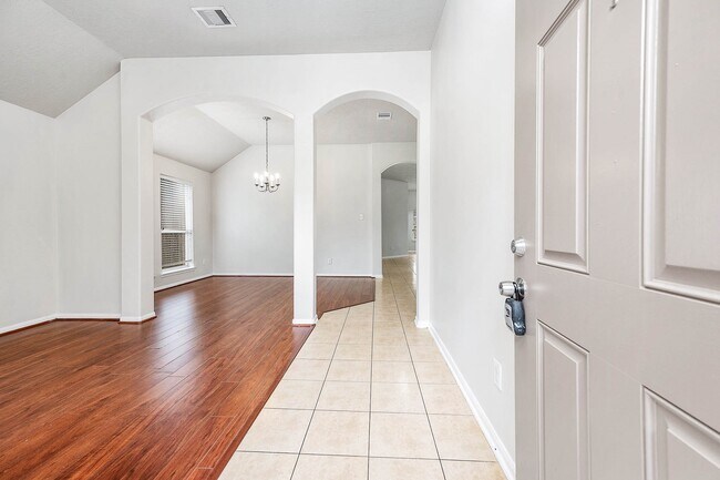 Foto del edificio - 927 Hannah Falls Ln