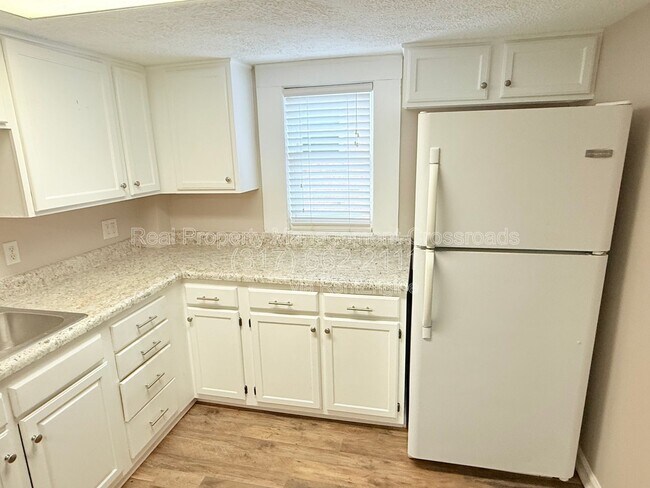 Building Photo - 337 S Green St