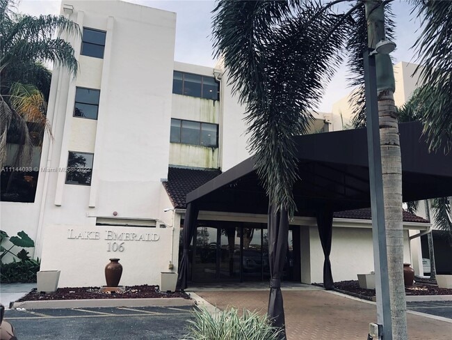 Foto del edificio - 106 Lake Emerald Dr