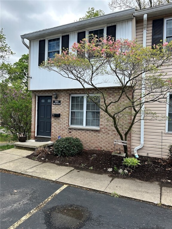 Foto principal - 1082 Mt Hope Ave