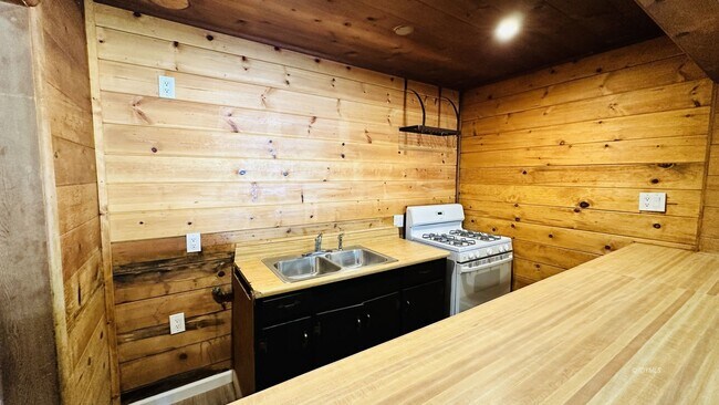 Building Photo - 1+ Bed in Idyllwild