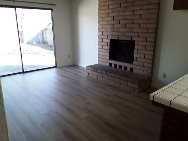 Foto del edificio - Citrus Heights 3 Bdrm, 2 bath - new carpet...