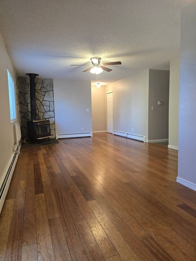 Cute end unit townhome 3-bedroom 2 baths in Thornton. - Cute end unit townhome 3-bedroom 2 baths in Thornton.