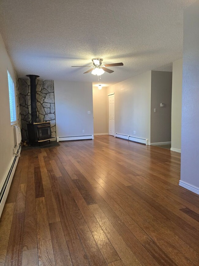 Cute end unit townhome 3-bedroom 2 baths in Thornton. - Cute end unit townhome 3-bedroom 2 baths in Thornton.