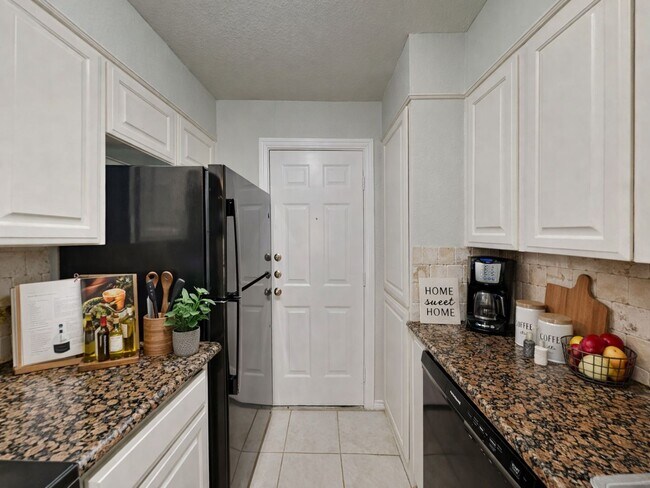 Foto del edificio - Newly Renovated Single Family Home | 3 BR/1.5BA | 2-Car Covered Parking | Covered Patio
