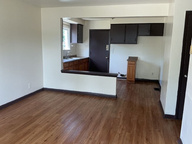 Building Photo - 2 Bedroom Single Family Home