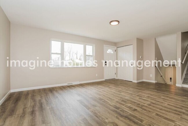 Building Photo - 3 Bedroom, 2.5 Bath Quad Home in Forest Park!