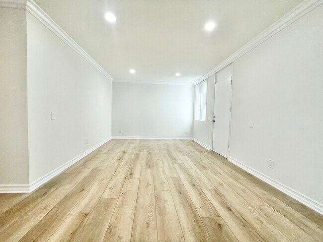 Building Photo - 6062 Fulton Ave