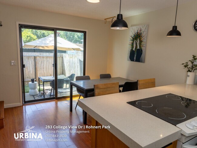 Foto del edificio - Two Bedroom Townhouse with Private Patio and Community Pool
