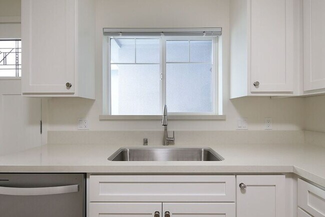 Foto del edificio - 4358-4360 Ocean View Blvd