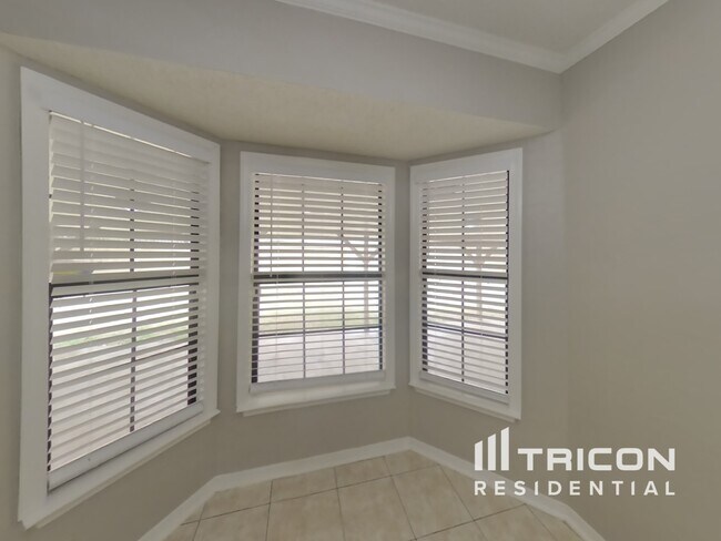 Foto del edificio - 6810 Maple Lk St