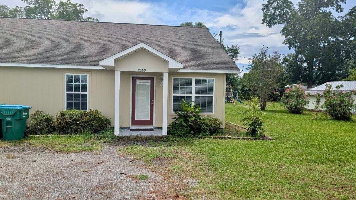 Foto principal - Spacious 2-Bedroom 2-Bathroom Duplex Apart...
