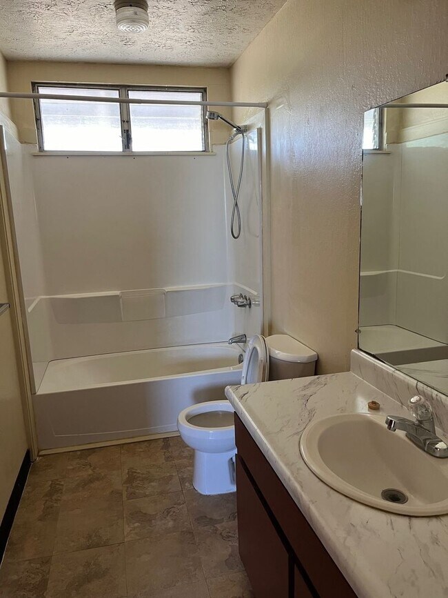 Building Photo - 525
