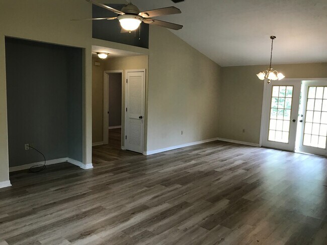 Building Photo - Beautiful 3 Bedroom 2 Bathroom House