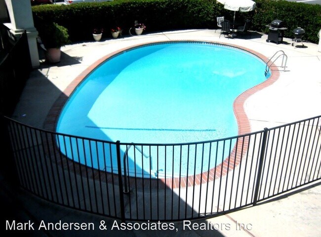 Building Photo - Studio, 1 bath Apartment - 832-838 N. Azus...