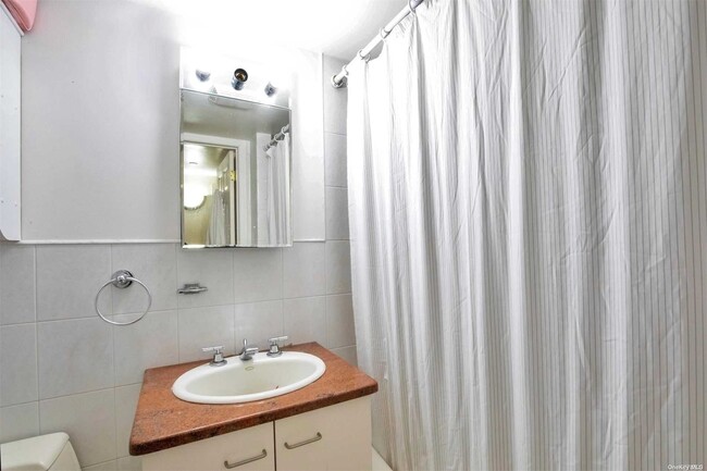 Foto del edificio - 63-47 Booth St