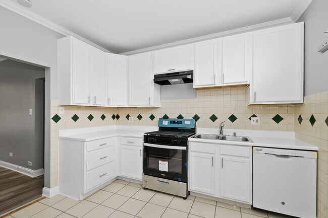 Building Photo - One Bedroom in South Shore