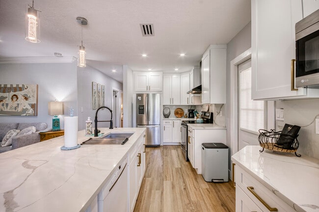 Building Photo - 404 S Caloosahatchee Ave