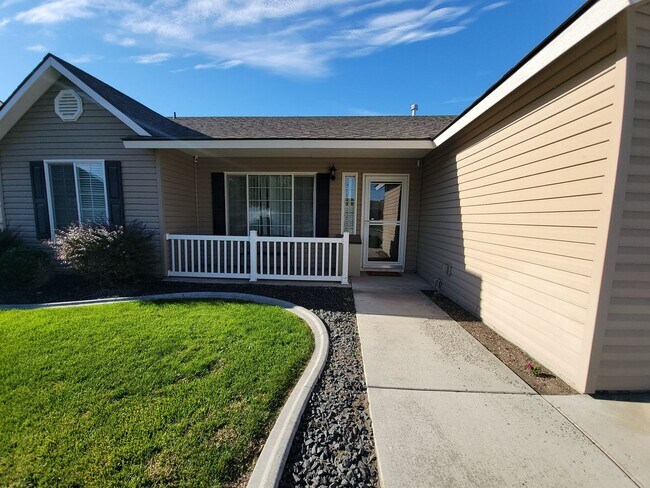 Building Photo - Spacious Rambler with Fully Fenced Backyar...