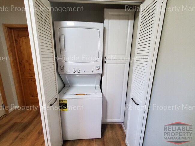 Foto del edificio - 823 Saturn Ave