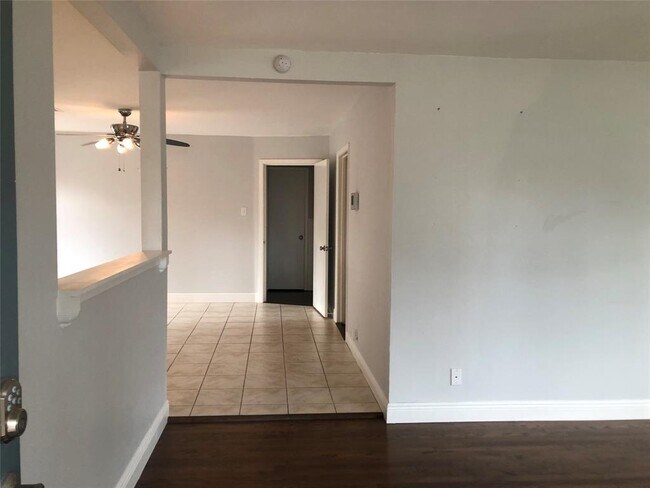 Foto del edificio - 1914 Viking Dr