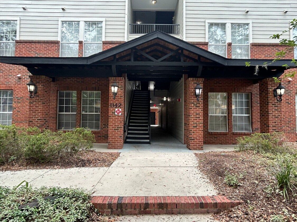 Foto principal - Walk to UF! Spacious & Furnished 3BD Condo...