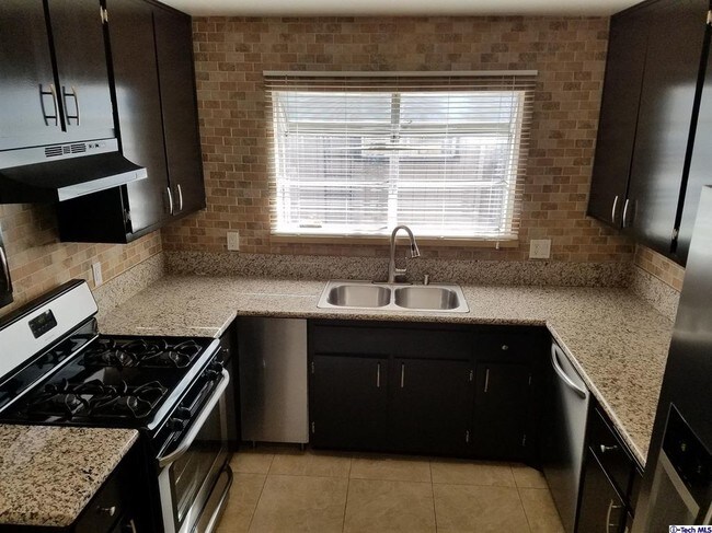 Cocina con encimeras de granito - 9414 Moonbeam Ave