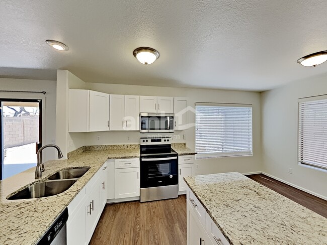 Foto del edificio - 12443 W San Miguel Ave