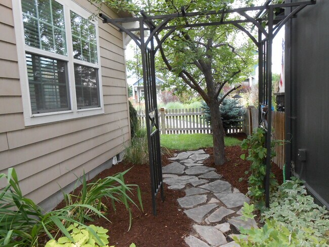 Foto del edificio - 21290 Woodruff Pl