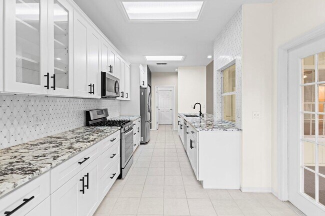 Building Photo - Beautifully renovated 4 bedroom 2 bath in NW Capri Neighborhood