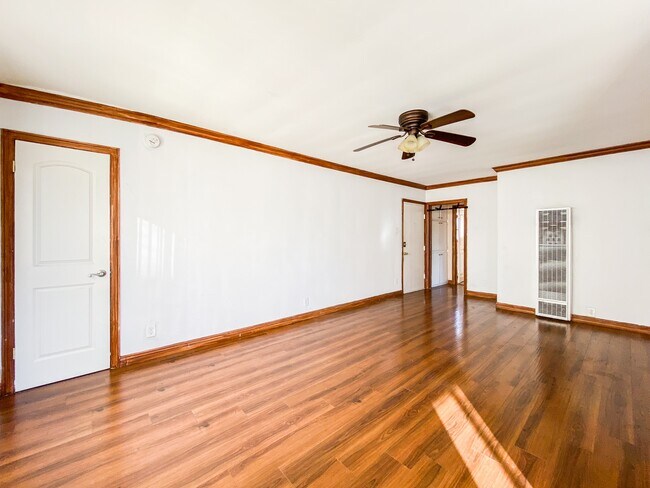 Building Photo - 634 N Kingsley Dr