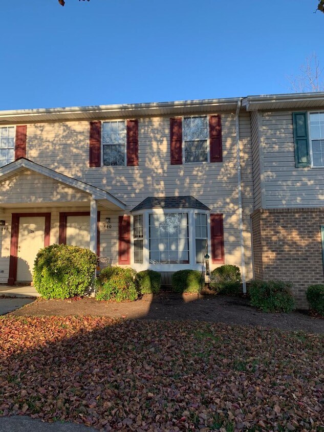 Building Photo - 4 Bedroom, 3 Bath Townhouse