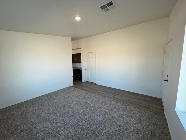 Foto del edificio - 4 BEDROOM HOME!