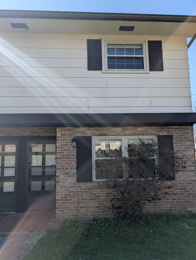 Foto del edificio - Spacious 2-Bedroom, 1-Bath Apartment Near Karns – Quiet Living with a Large Yard
