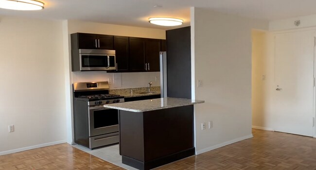 Foto del edificio - 3-Bed/1.5 Bath Apt in Luxury Complex; Pet ...